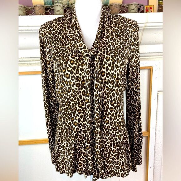 Charter Club tie neck leopard print stretch blouse w/amazing buttons🐆 - Picture 2 of 10